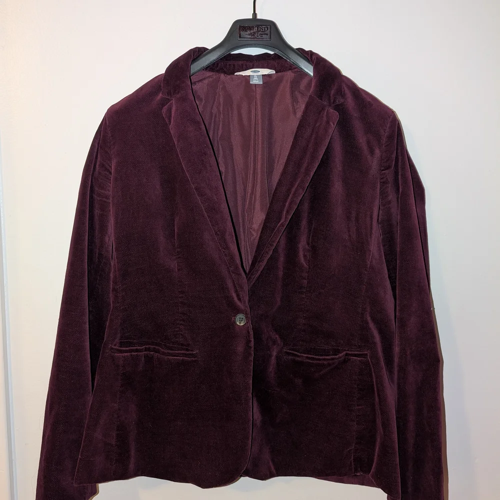 Women's Velvet Jacket in Rich Burgundy - Picture 2 of 6